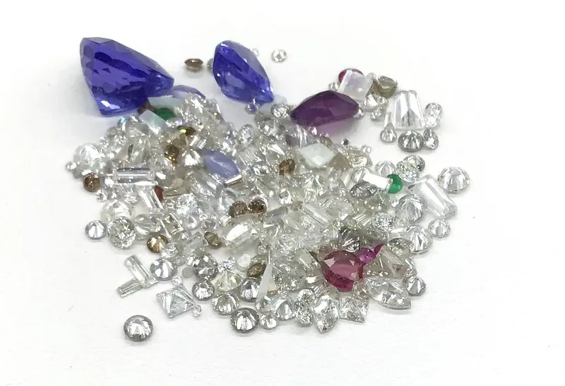 Mixed gemstones and crystals in various shapes.